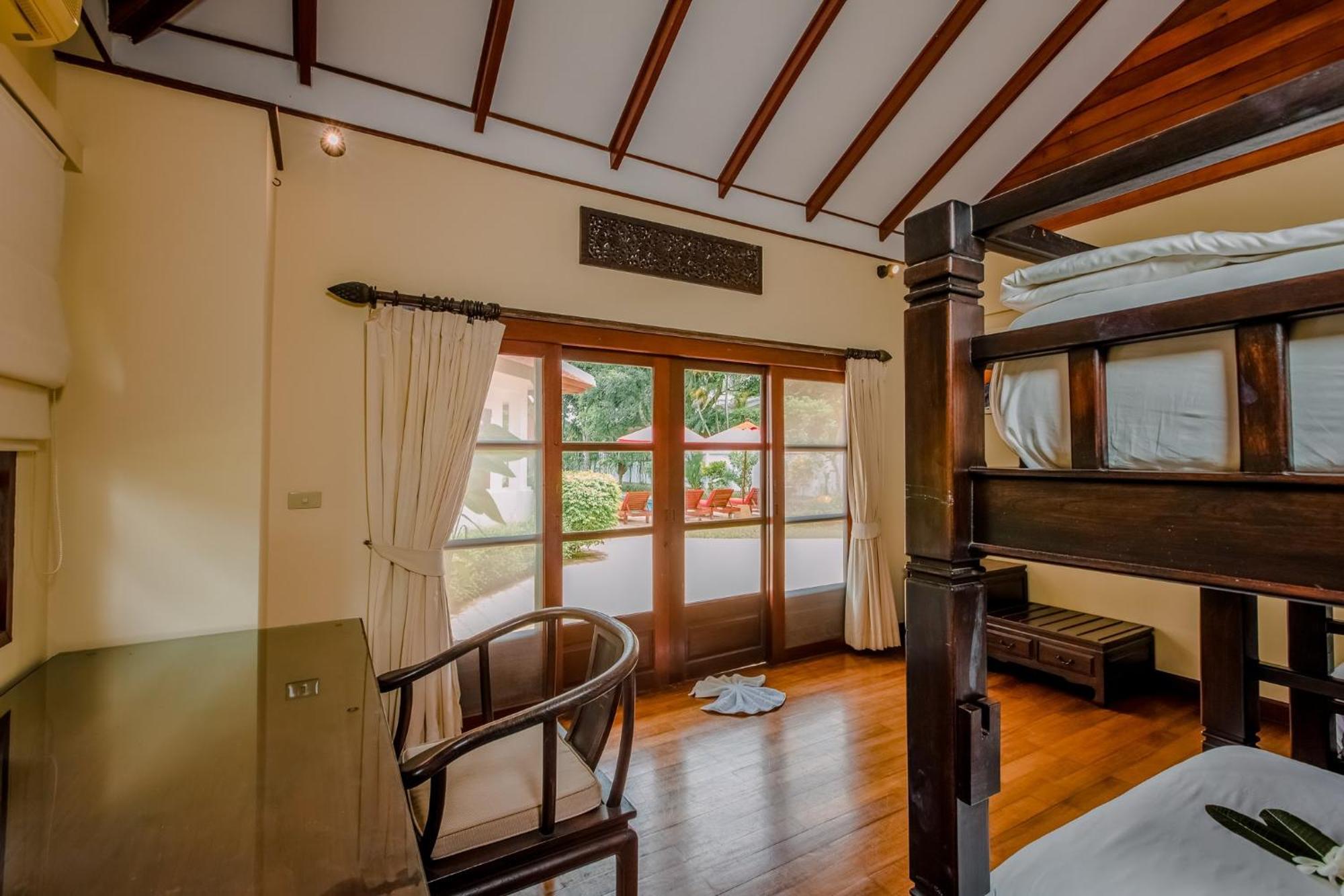 The Privilege Hotel Ezra Beach Club Bang Rak Beach  Bagian luar foto